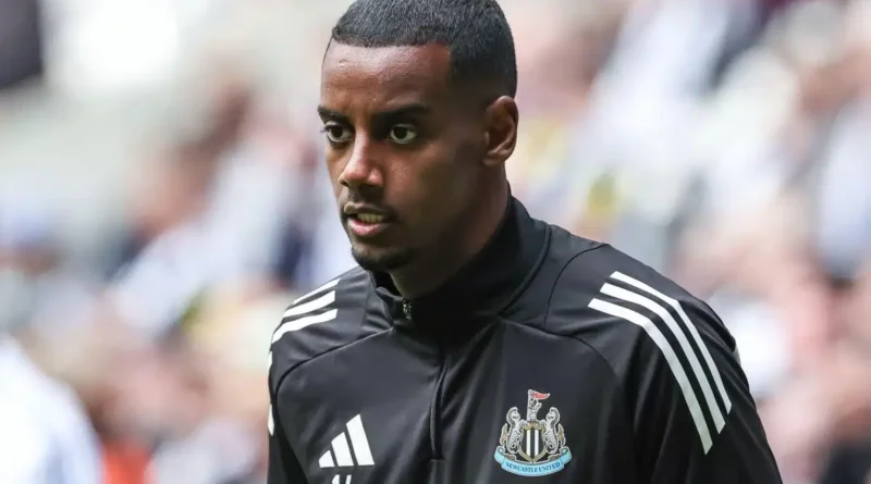 Newcastle thwarts Liverpool's plans and prioritizes Isak's sale to Barcelona