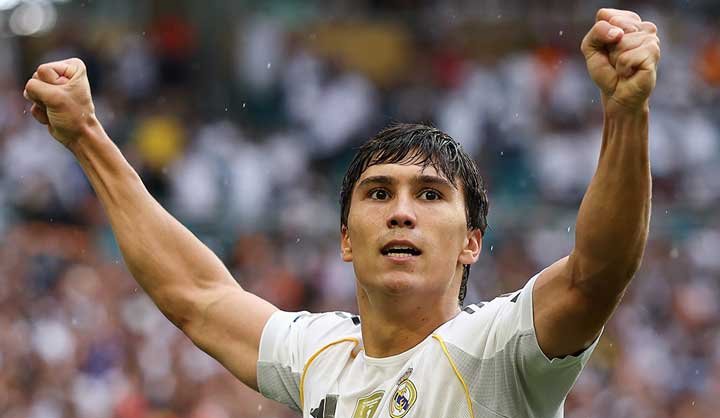 Gonzalo García makes Benzema and Raúl surrender