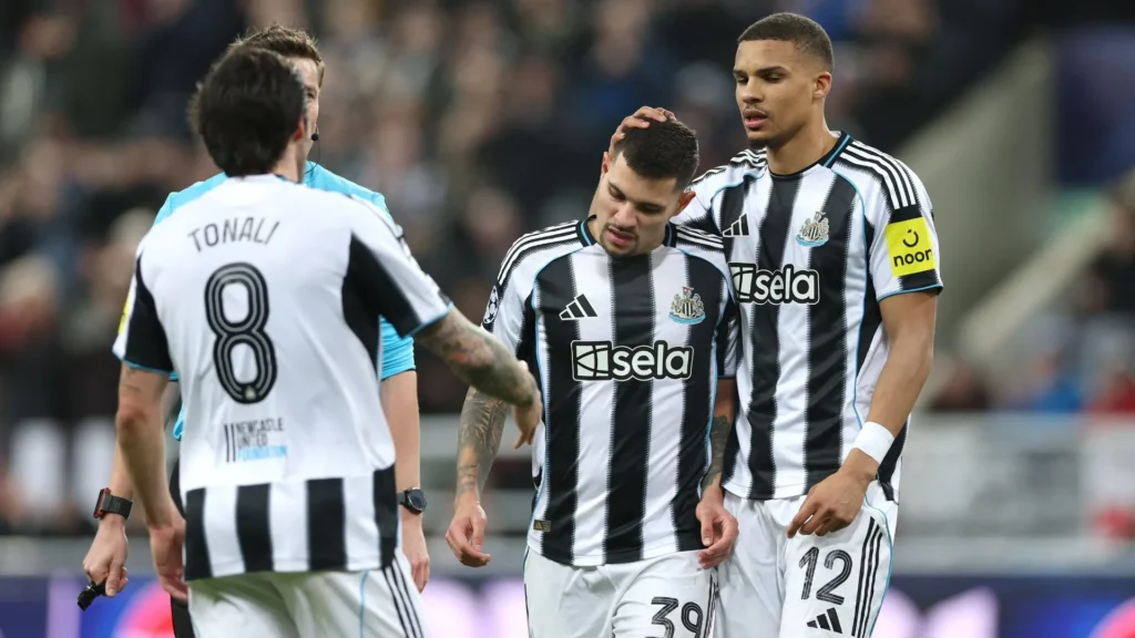 Bruno Guimarães was consoled by his teammates (photo: Stu Forster/Getty Images)