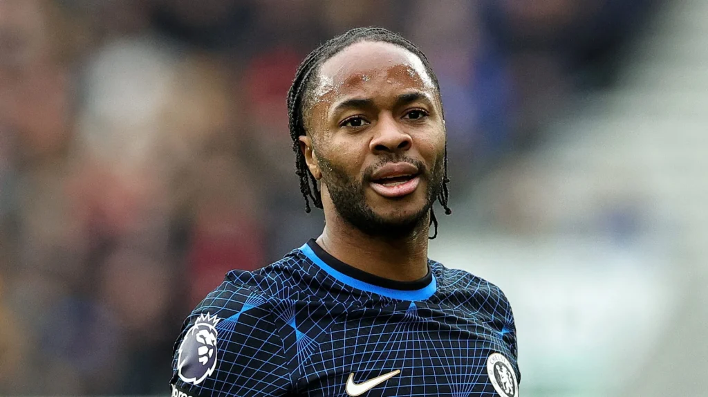 Chelsea are working towards Raheem Sterling's departure. Staff are looking to resolve the matter before Monday (2)