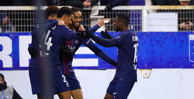 PSG overcomes Auxerre's defensive tactics with a goal in the 79th minute and reaches 45 points.