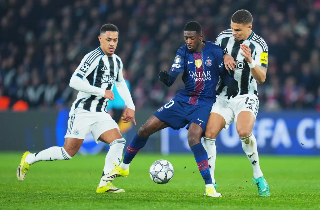 Dembélé challenges for the ball with a Newcastle opponent