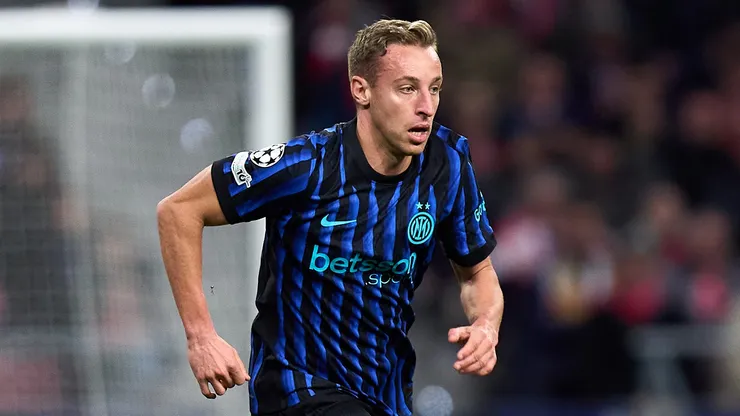 Davide Frattesi in a match between Inter and Atlético de Madrid