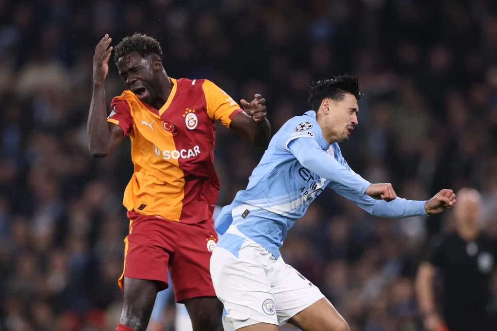 Sánchez and Reijnders compete for the ball