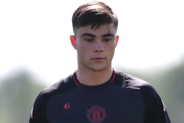 Official: Manchester United Starlet Harry Amass Joins Norwich City on Loan After Successful Sheffield Wednesday Spell