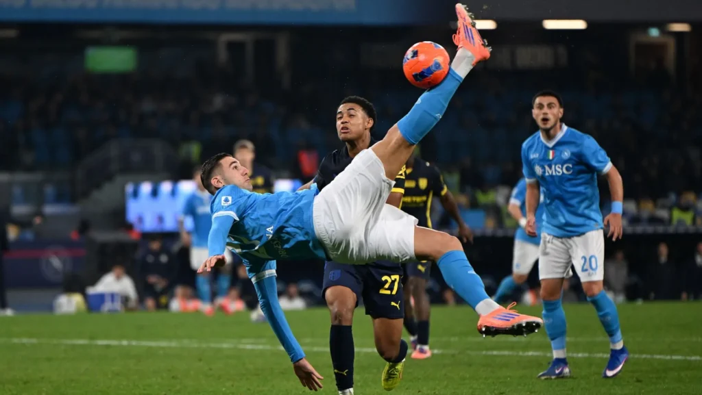 Lorenzo Lucca attempts a bicycle kick during a Serie A match