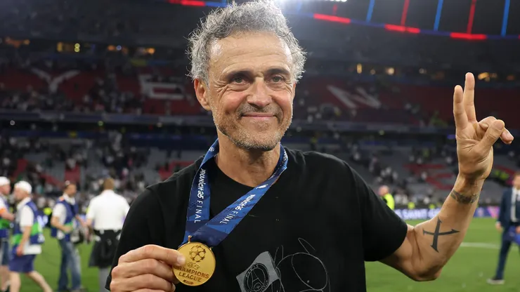 Luis Enrique celebrating the title with PSG