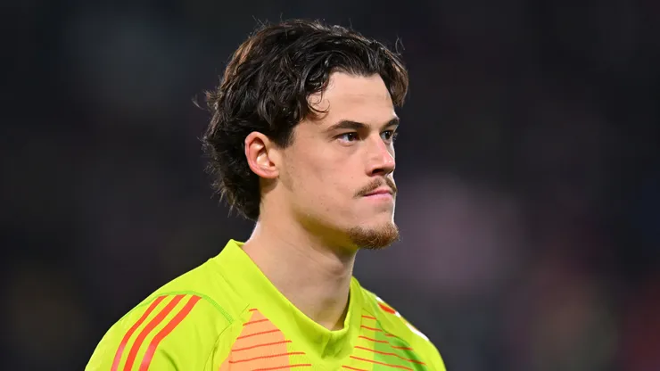 Mile Svilar during a Roma match