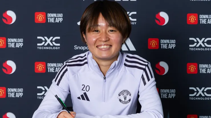 Hinata Miyazawa renews contract with Manchester United until 2028