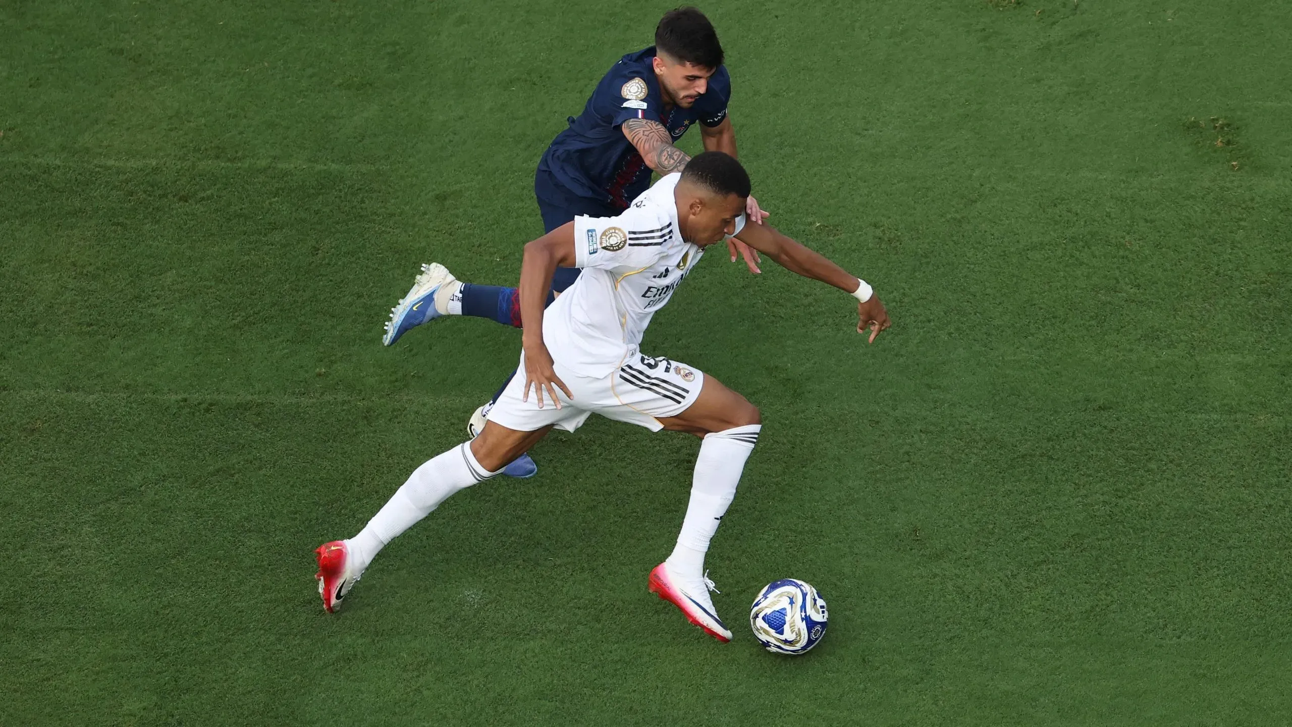 Beraldo marking Mbappé in PSG vs. Real Madrid.