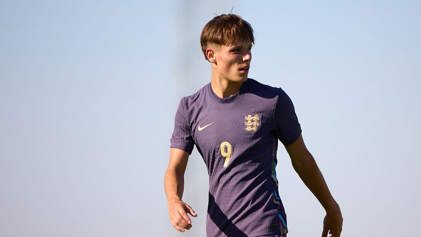 Man Utd & Arsenal in Contact to Sign "Fantastic" Blackburn Contract Rebel Igor Tyjon