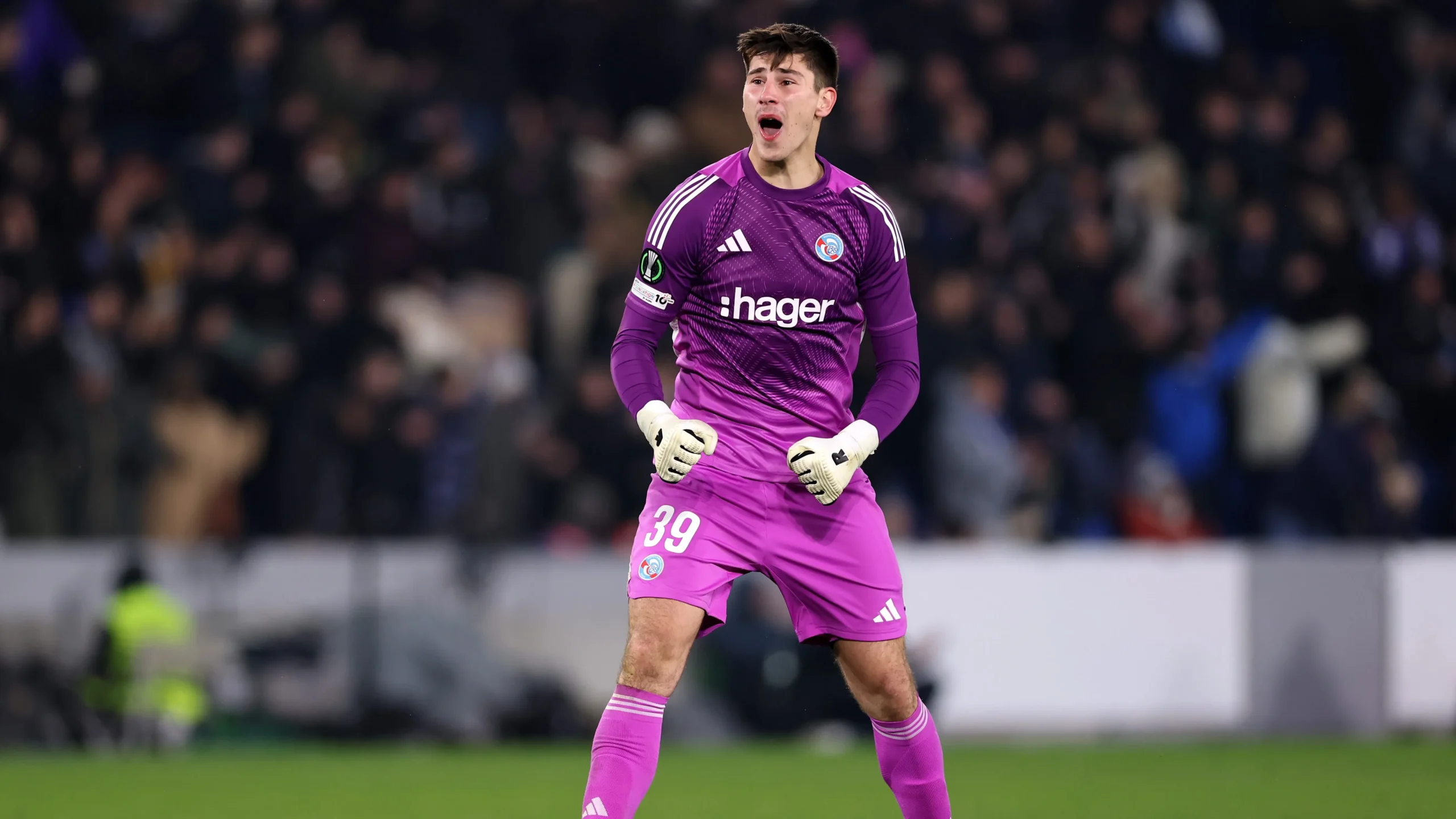 Chelsea Shift Focus to Mike Penders After Maignan’s AC Milan Renewal