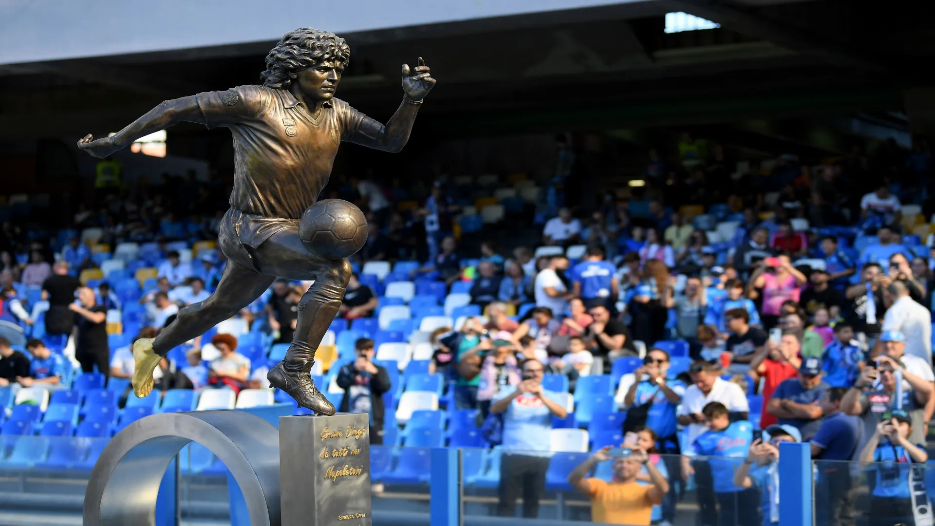 Statue of Maradona at Napoli's stadium 